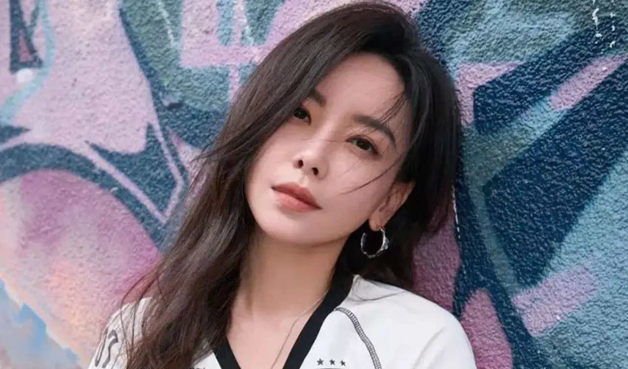 Ünlü şarkıcı konser esnasında yere yığıldı! Hayranları şoke olurken, şemsiyeyle etrafını kapattılar