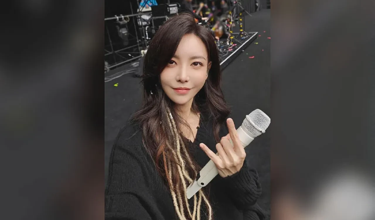 Ünlü şarkıcı konser esnasında yere yığıldı! Hayranları şoke olurken, şemsiyeyle etrafını kapattılar