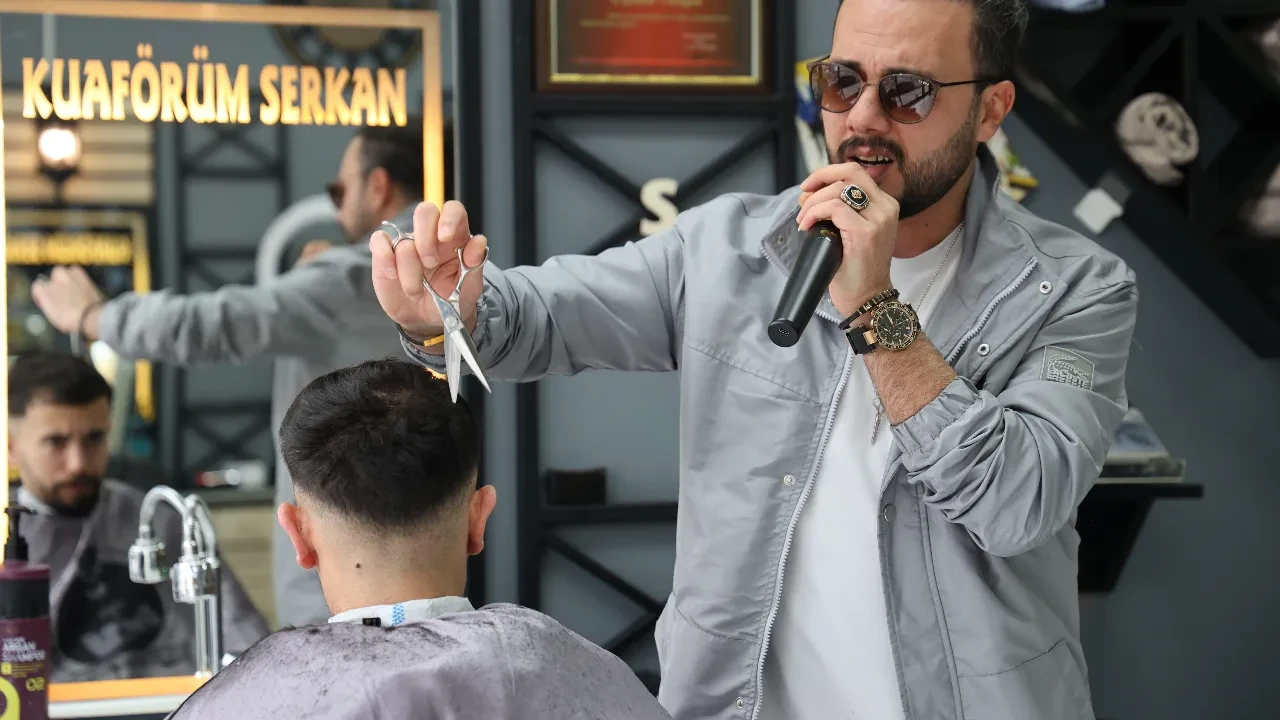 Bir elinde makas, bir elinde mikrofon! Sıradaki şarkı tüm tıraş olanlara gelsin