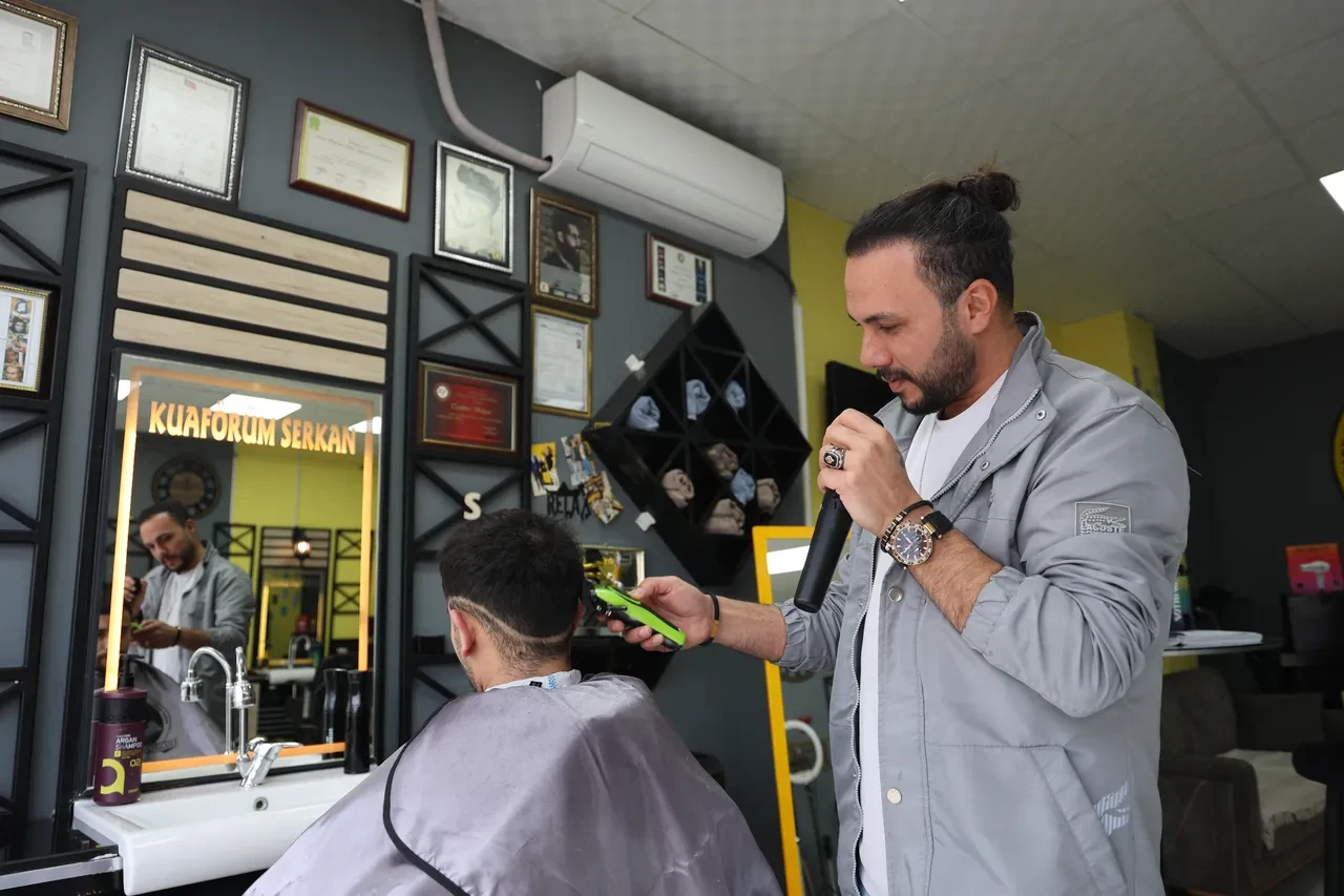 Bir elinde makas, bir elinde mikrofon! Sıradaki şarkı tüm tıraş olanlara gelsin