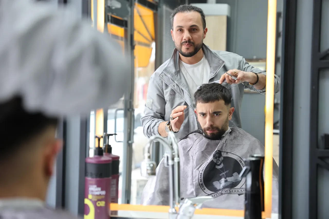 Bir elinde makas, bir elinde mikrofon! Sıradaki şarkı tüm tıraş olanlara gelsin