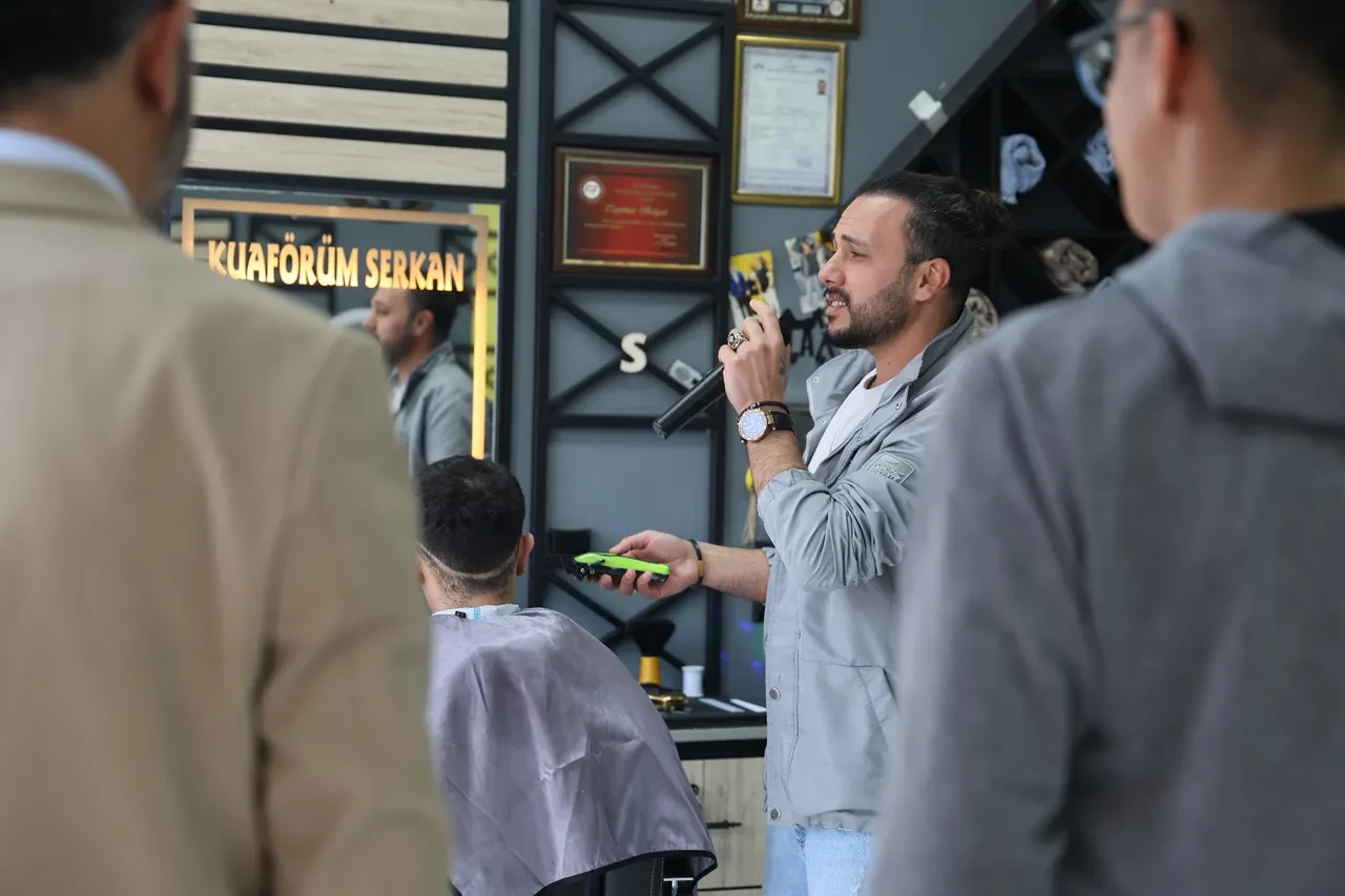 Bir elinde makas, bir elinde mikrofon! Sıradaki şarkı tüm tıraş olanlara gelsin