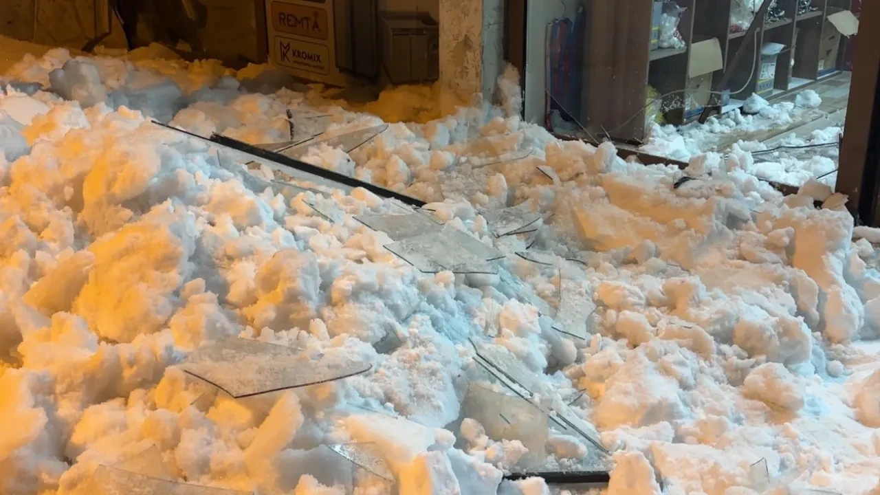 Çatıda biriken kar ölüm getiriyordu! İş yeri sahibi kılpayı kurtuldu