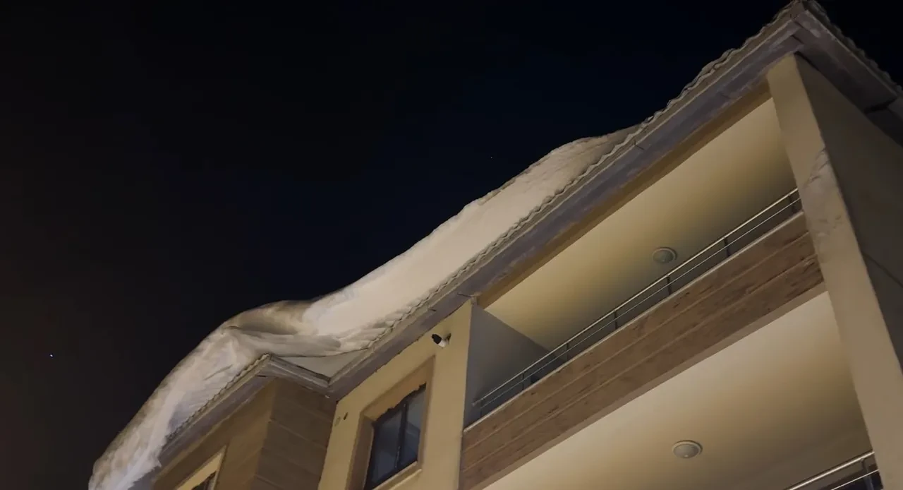 Çatıda biriken kar ölüm getiriyordu! İş yeri sahibi kılpayı kurtuldu