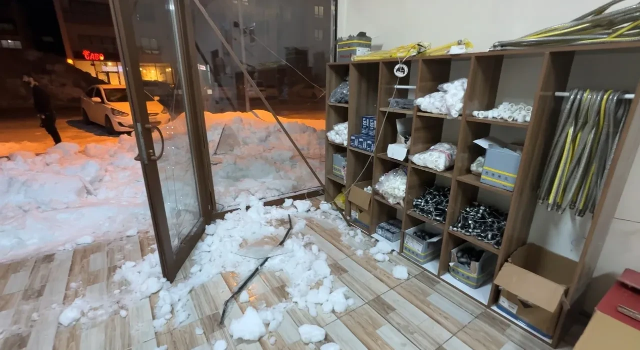 Çatıda biriken kar ölüm getiriyordu! İş yeri sahibi kılpayı kurtuldu