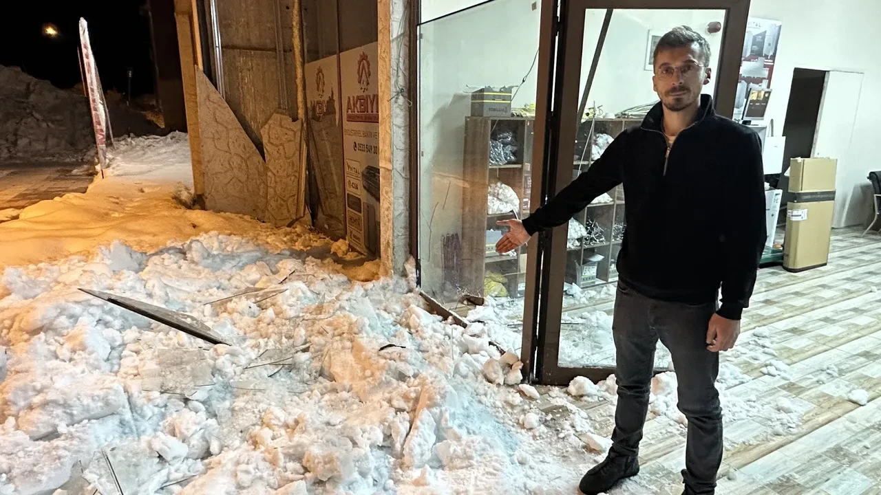 Çatıda biriken kar ölüm getiriyordu! İş yeri sahibi kılpayı kurtuldu