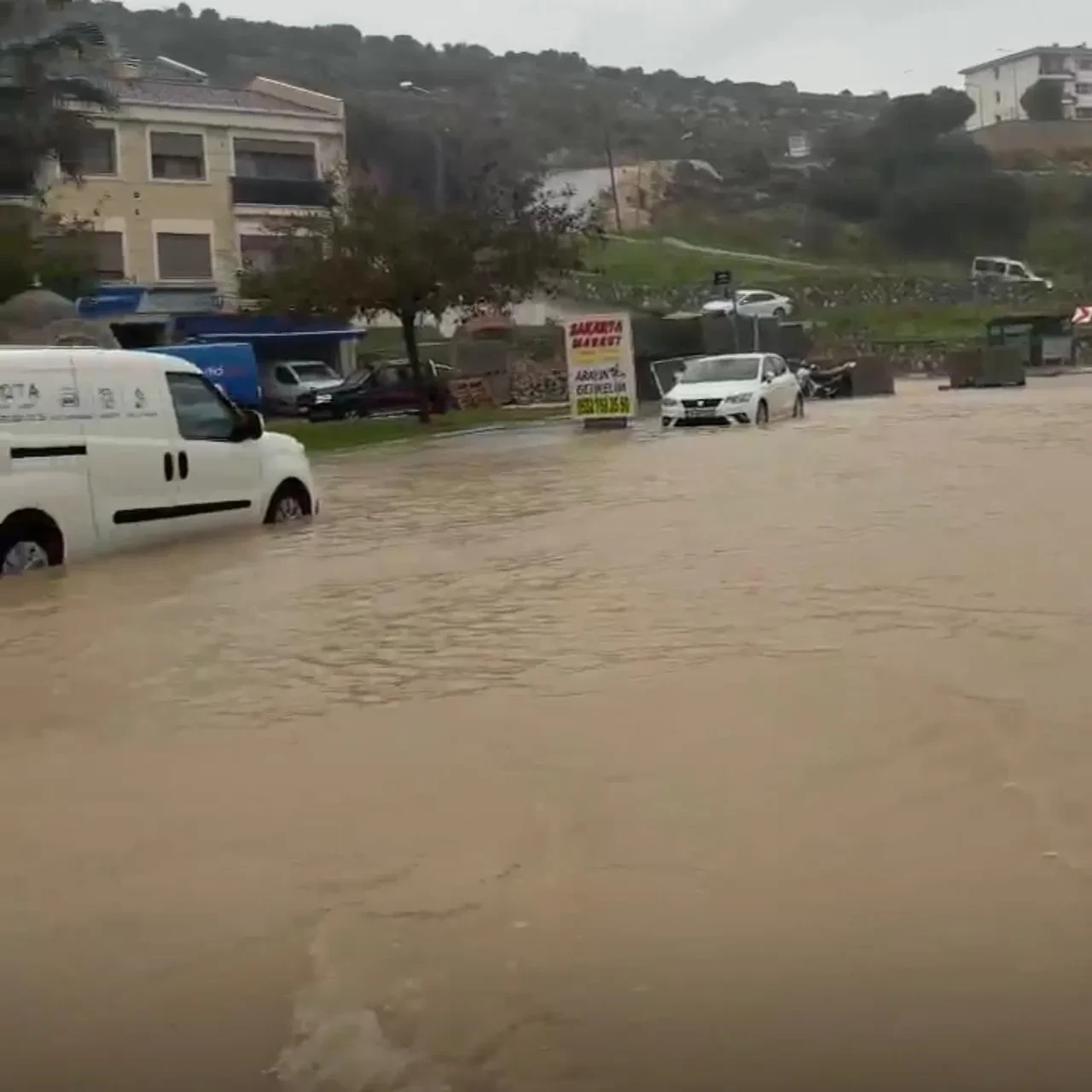 Çeşme sağanağa teslim oldu! Cadde ve sokaklar sular altında kaldı