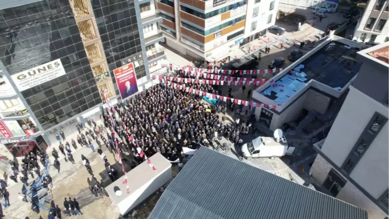 CHP lideri Özgür Özel'i şoke eden manzara! Halk buluşmasına vatandaş ilgi göstermedi