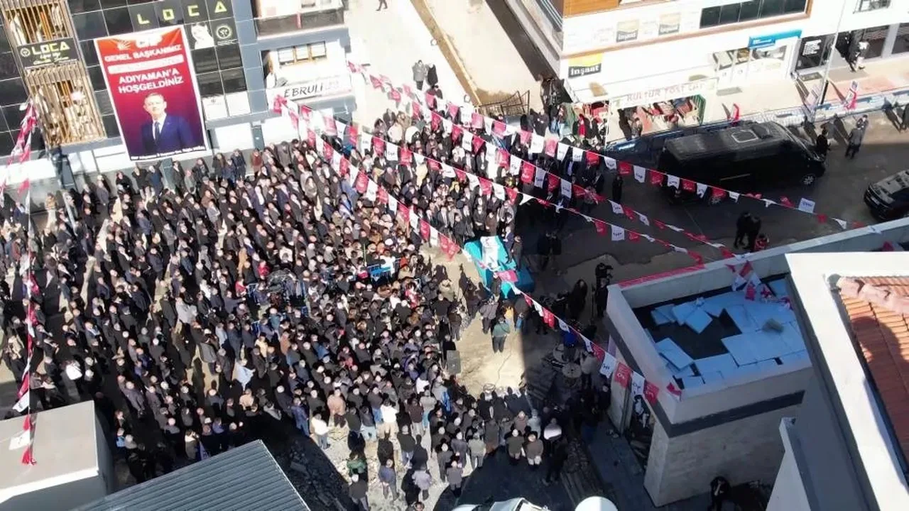 CHP lideri Özgür Özel'i şoke eden manzara! Halk buluşmasına vatandaş ilgi göstermedi