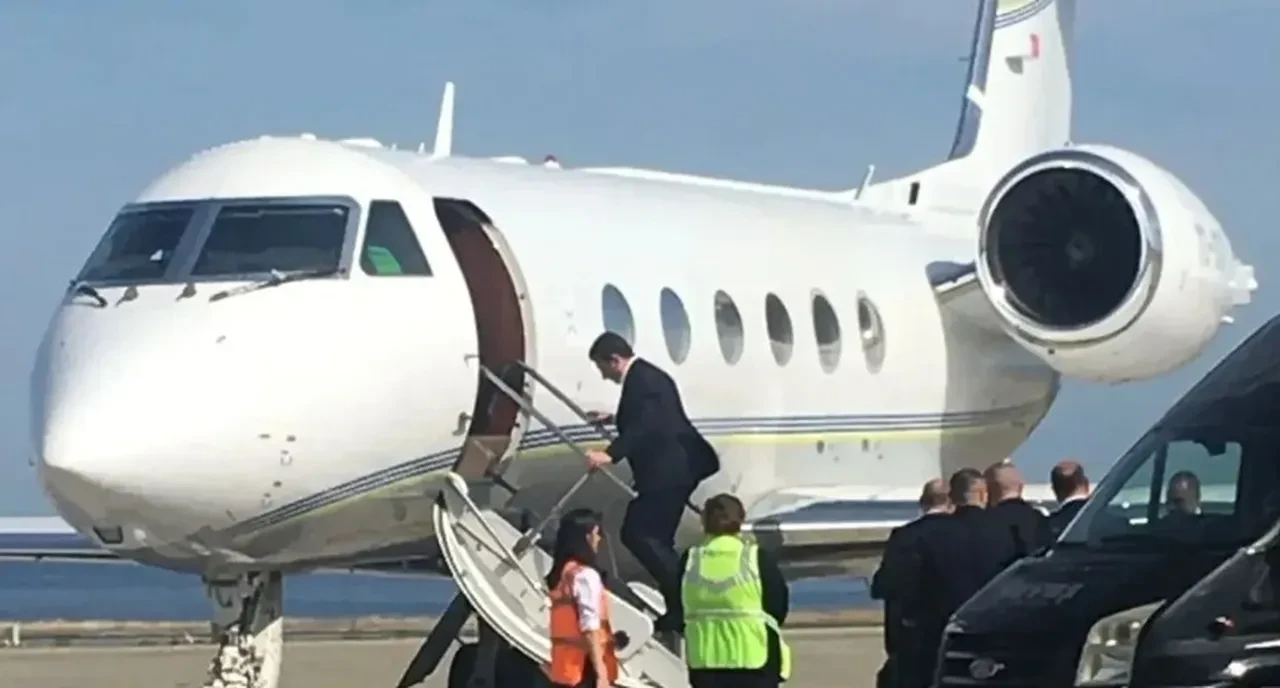 Epstein rezaleti CHP'de de yaşanıyor! Uçakta fuhuş, taciz, şiddet, çocuğa cinsel saldırı, LGBT, rakılı ayin: Özgür Özel partiyi 'kulüp'e çevirdi