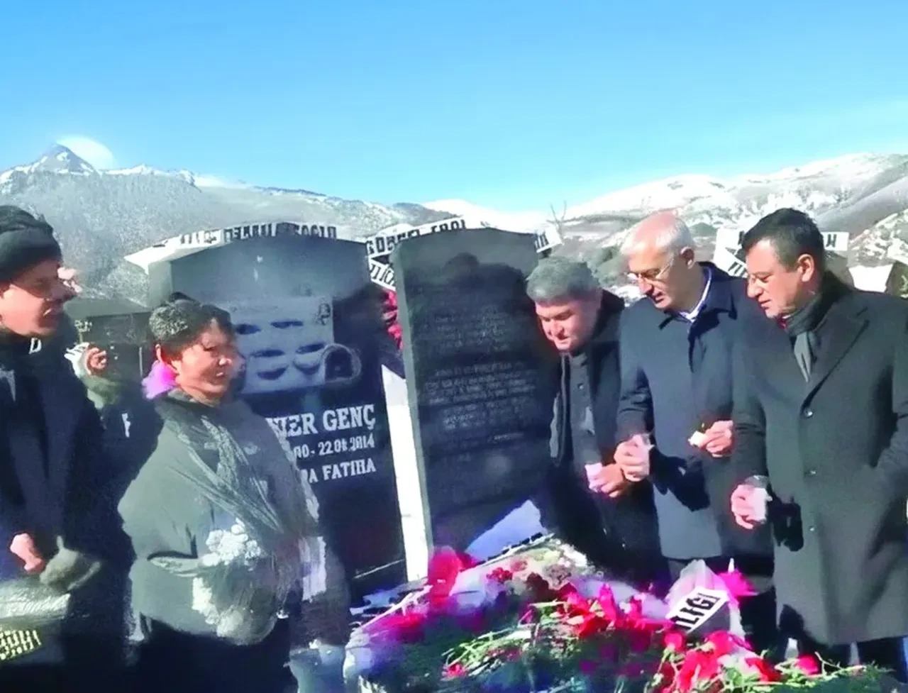 Epstein rezaleti CHP'de de yaşanıyor! Uçakta fuhuş, taciz, şiddet, çocuğa cinsel saldırı, LGBT, rakılı ayin: Özgür Özel partiyi 'kulüp'e çevirdi