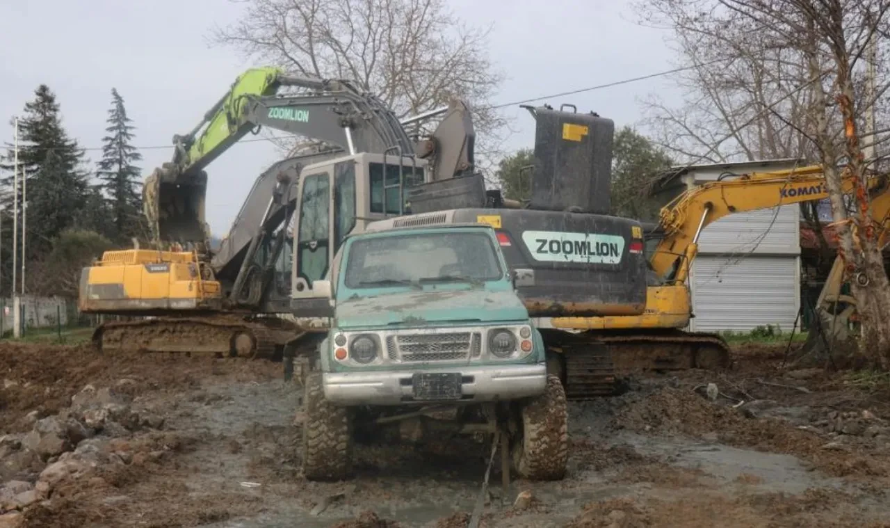 Eşine az rastlanan olay! Fıkralara konu olur: Kurtarmaya gelen de battı
