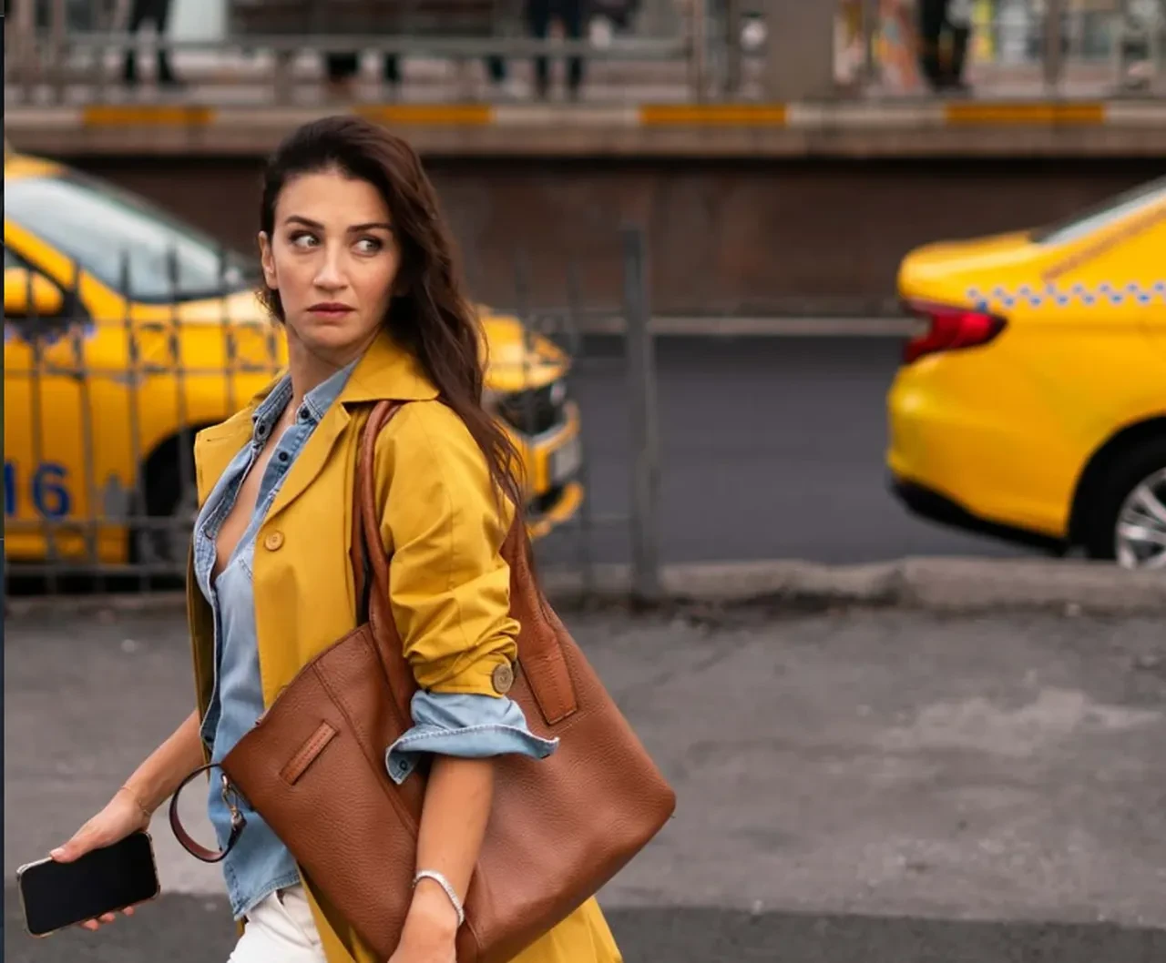 Eşref Rüya dizisinin Irmak'ı Ceren Benderlioğlu sette kaza geçirdi! İlk müdahaleyi ambulans ekibi yaptı 