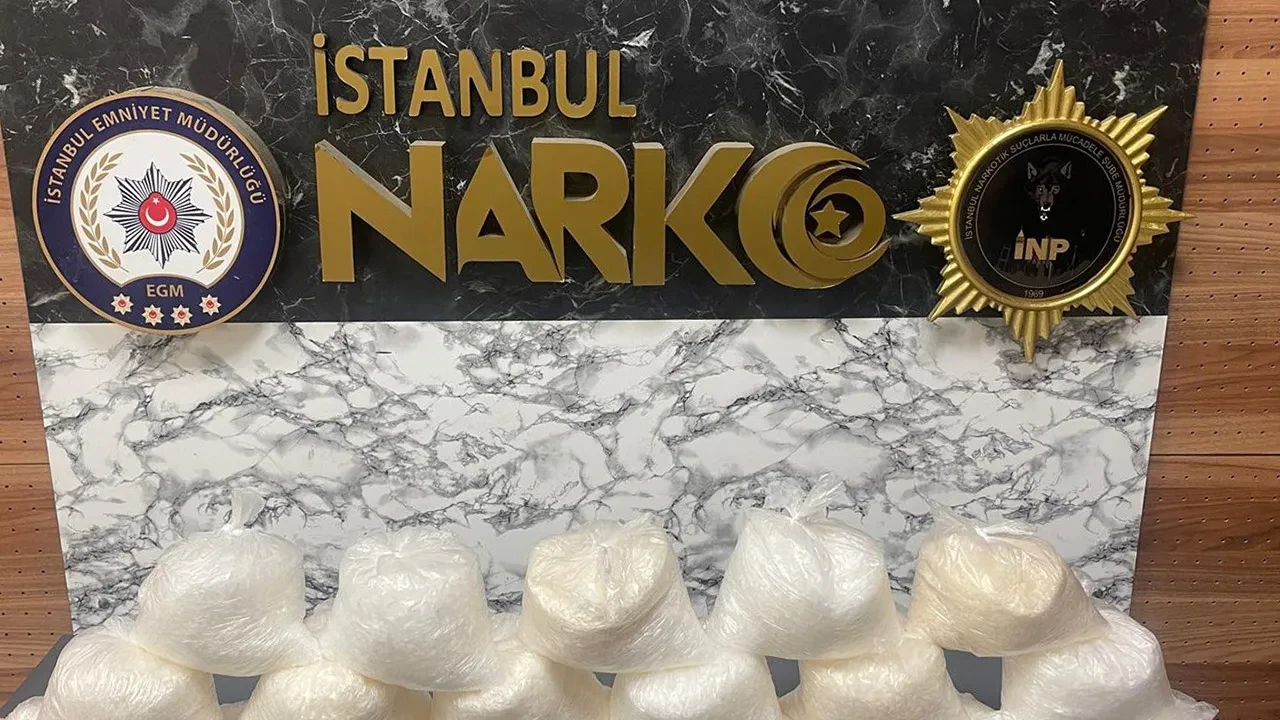 Ev basıldı, valizlere gizlenmiş uyuşturucu tespit edildi: Tam 17 kilo 900 gram