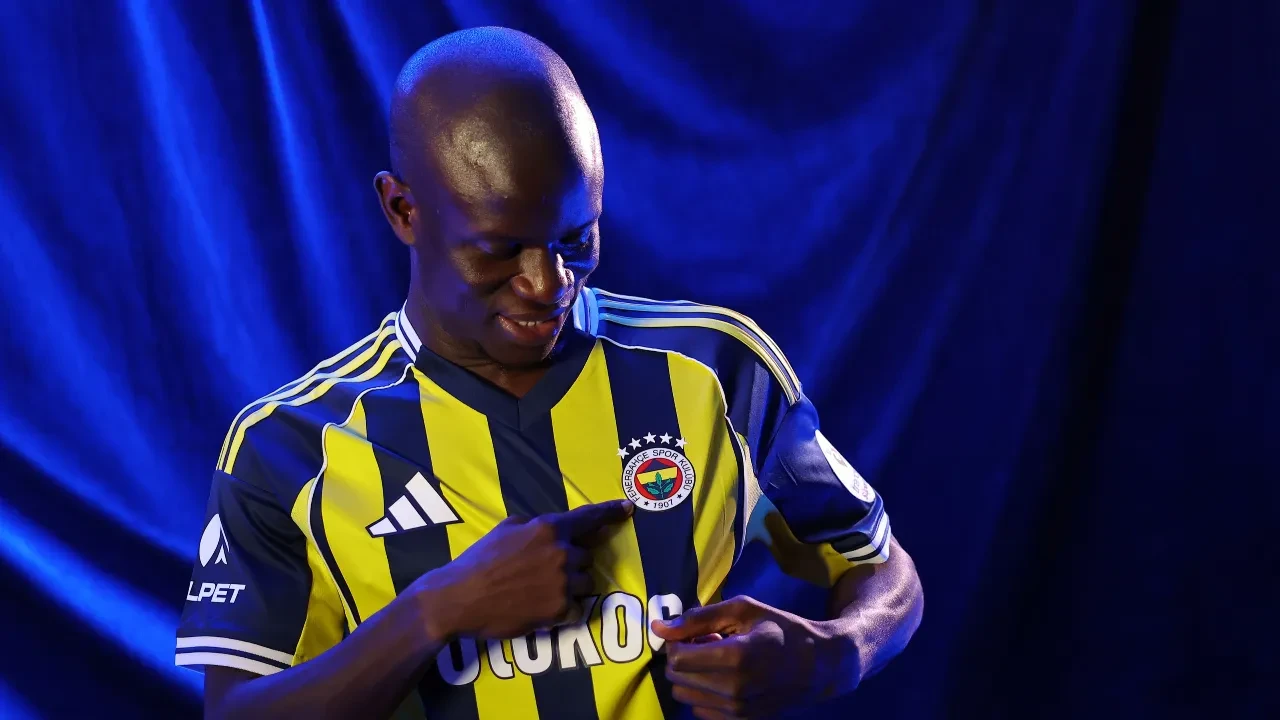 /spor/fenerbahce-kante-ile-sozlesme-imzaladi-fransiz-yildizin-forma-numarasi-belli-oldu-3280433