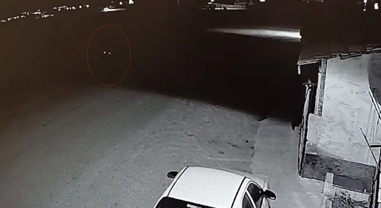 Işığı yanmayan evleri hedef aldı! Hırsızı yeleğindeki fosfor yakalattı