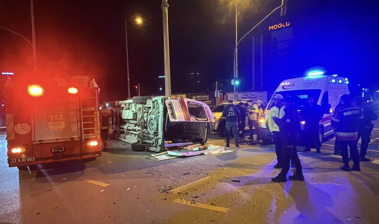 Kırmızı ışıkta feci kaza! Hasta taşıyan ambulans ciple çarpıştı: 1'i ağır 5 kişi yaralı
