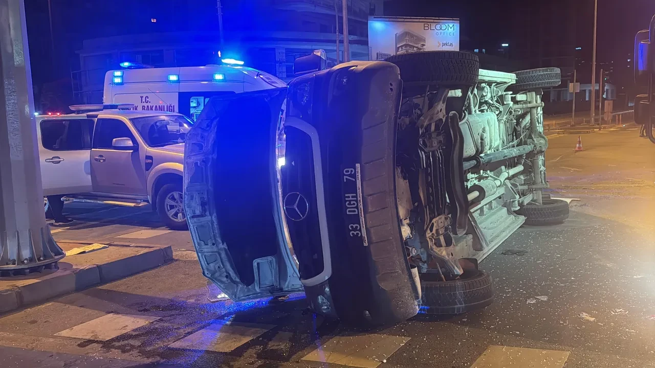 Kırmızı ışıkta feci kaza! Hasta taşıyan ambulans ciple çarpıştı: 1'i ağır 5 kişi yaralı