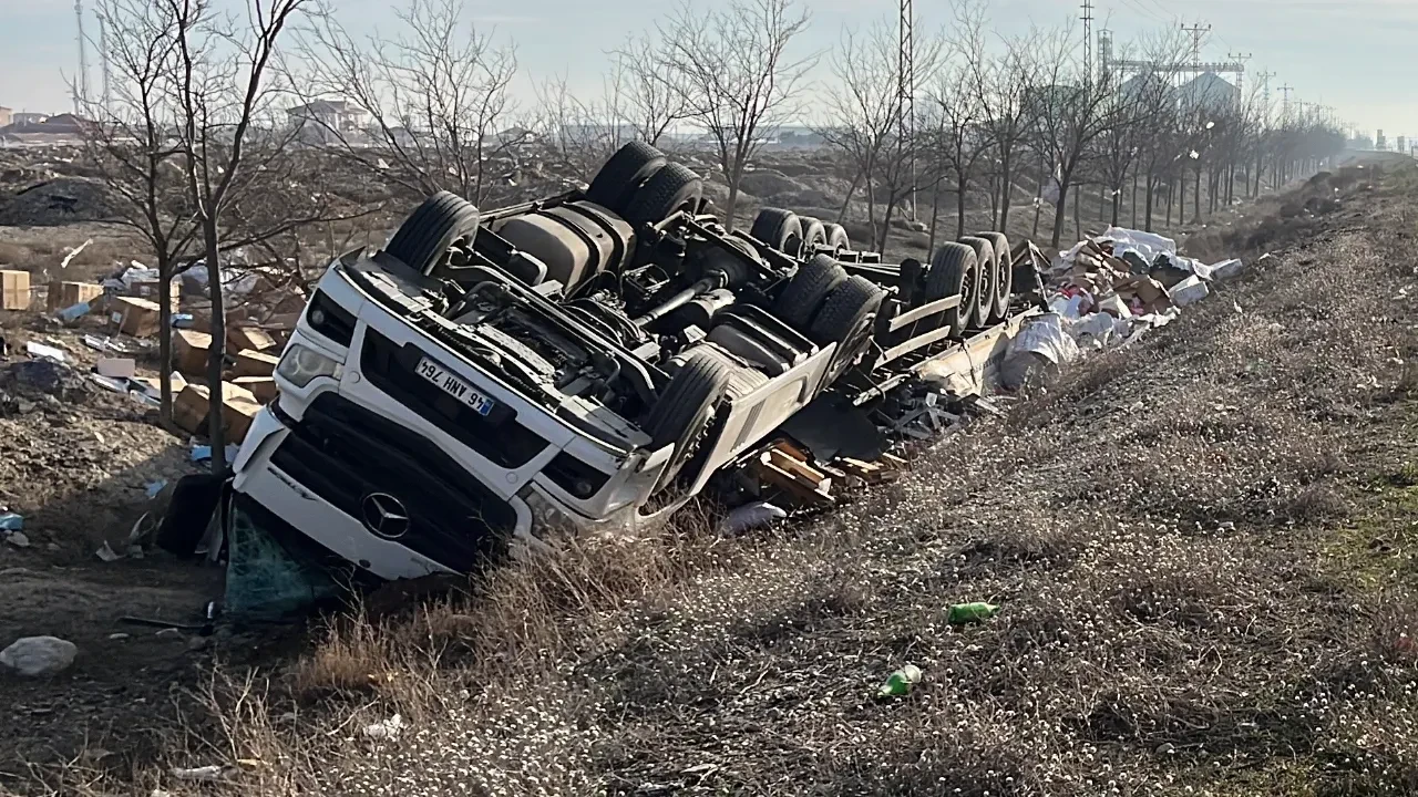Konya'da feci kaza! Tır şarampole devrildi