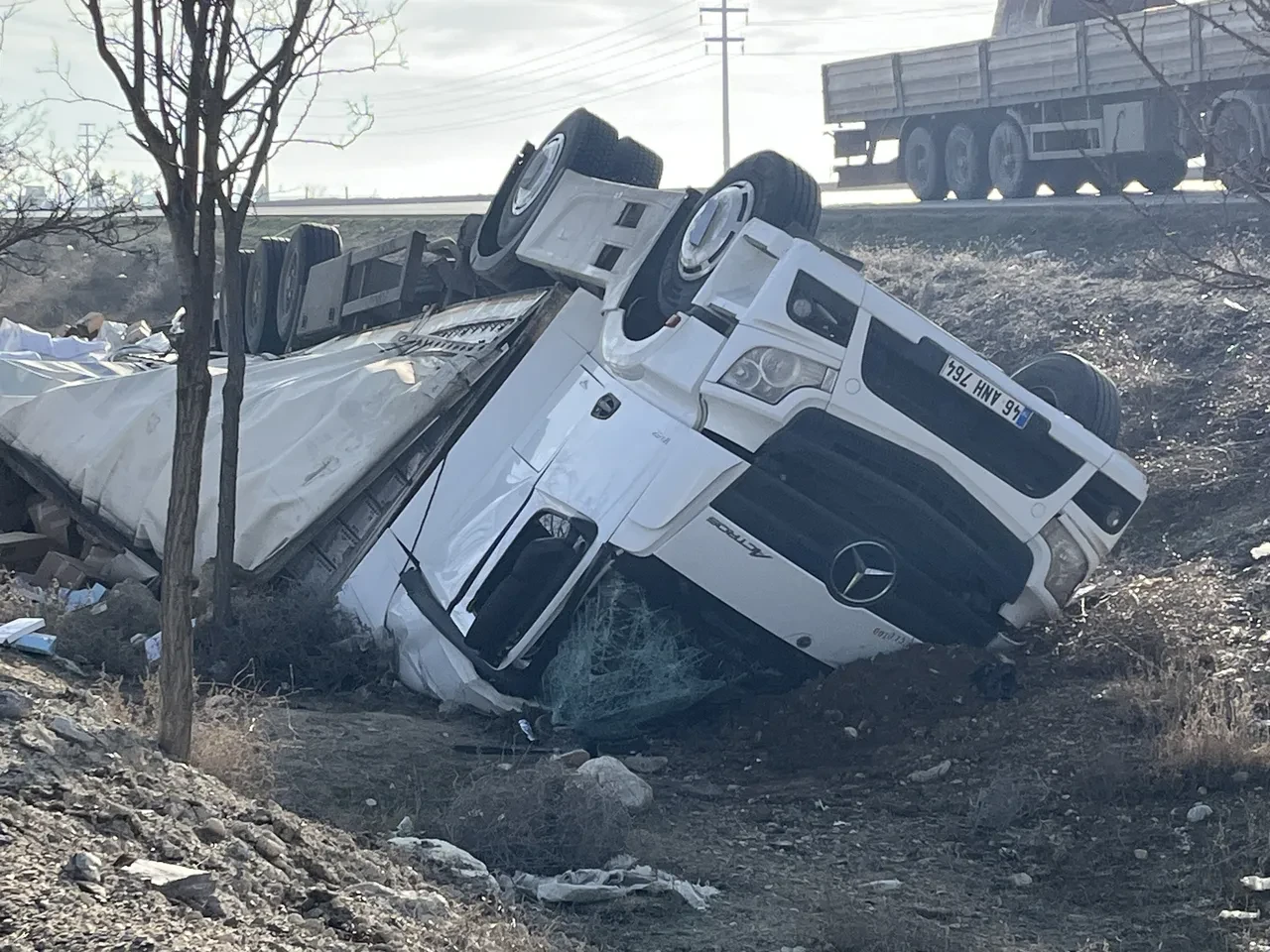 Konya'da feci kaza! Tır şarampole devrildi