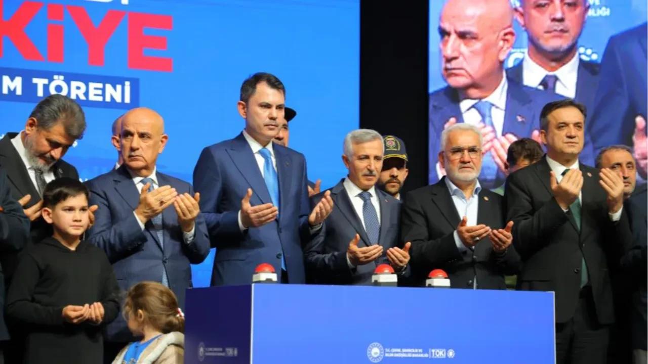 Murat Kurum Kahramanmaraş’ta konut kuralarını çekti! Özgür Özel’e "Tiyatro vakti değil" tepkisi