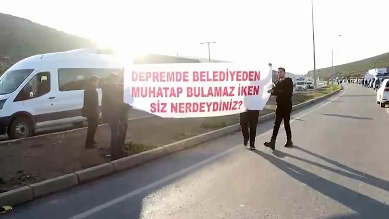 Özgür Özel'e şok üstüne şok! Depremzedeler pankart açıp, yuhaladı: "Bugüne kadar neredeydin?"