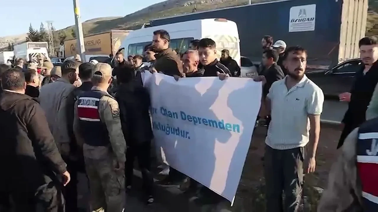 Özgür Özel'e şok üstüne şok! Depremzedeler pankart açıp, yuhaladı: "Bugüne kadar neredeydin?"