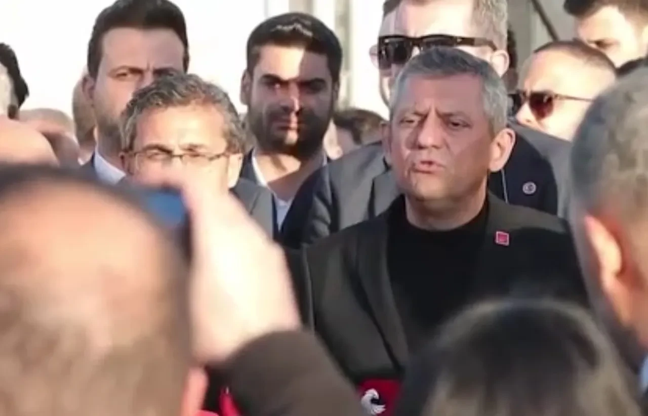 Özgür Özel'e şok üstüne şok! Depremzedeler pankart açıp, yuhaladı: "Bugüne kadar neredeydin?"