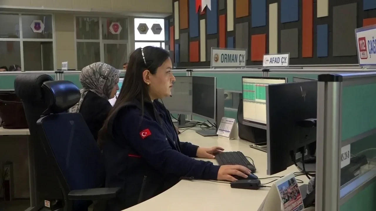 Telefonun ucundaki kahramanlar anlattı: Ağlama sesleri, yardım çığlıkları…Depremde binlerce telefon aldık