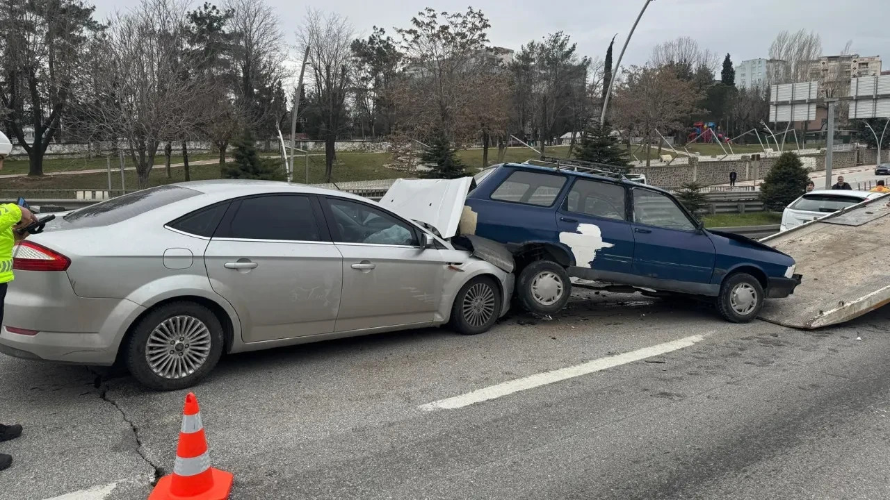 Uşak'ta 3 aracın karıştığı kaza! 4 kişi yaralandı