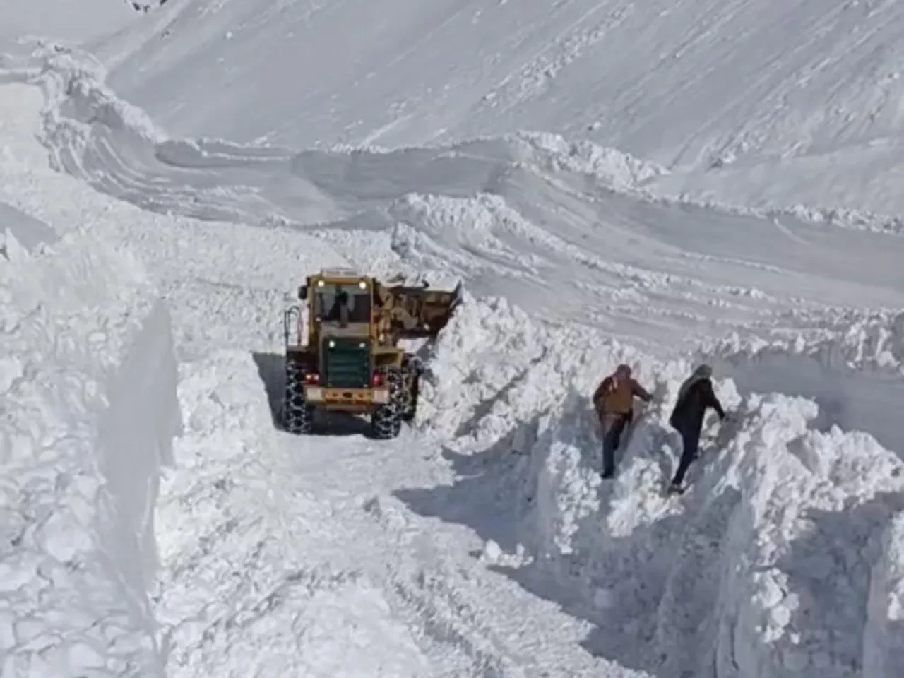 Van'da çığ düştü! Çok sayıda ekip yönlendirildi, çalışmalar sürüyor