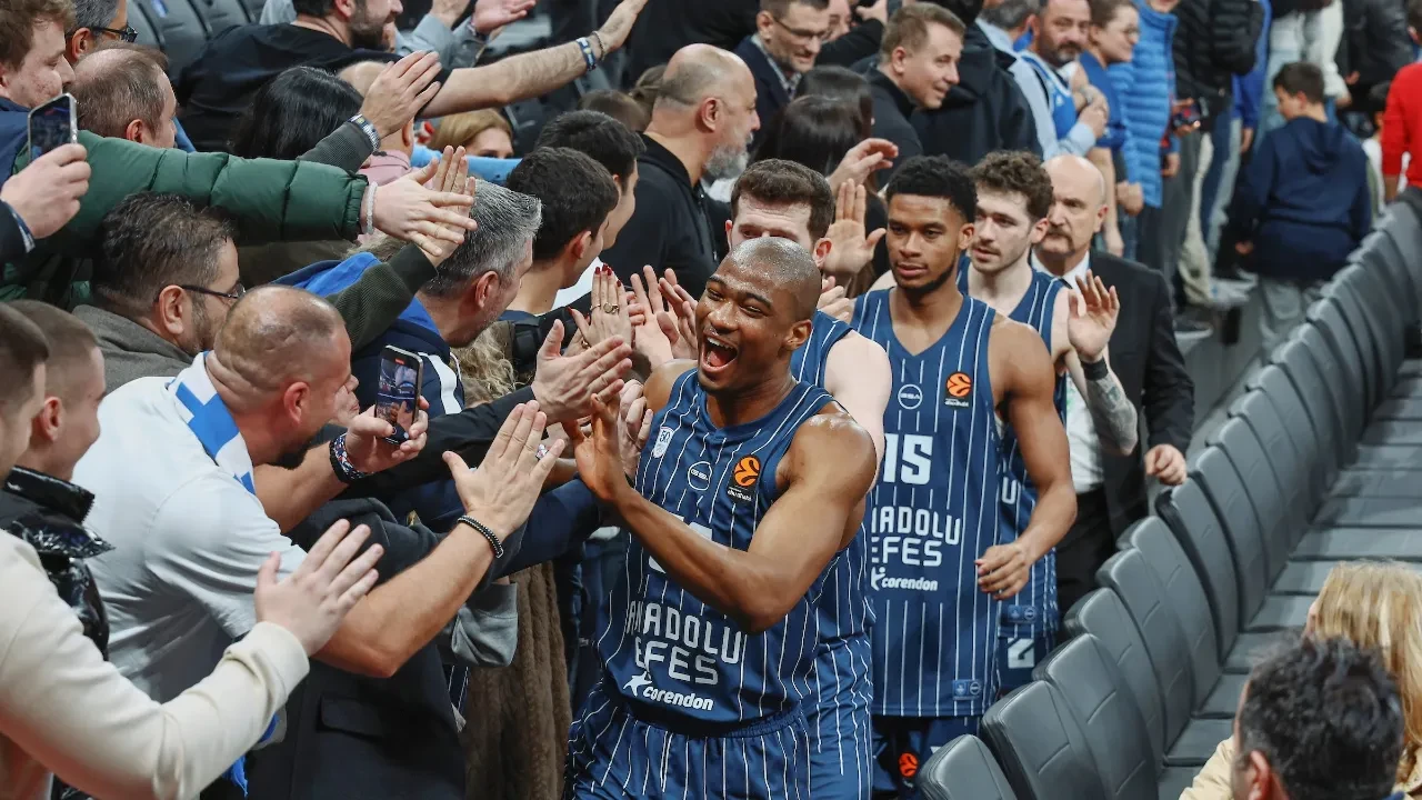 Anadolu Efes Avrupa'da kazandı: Üst üste ikinci galibiyet!