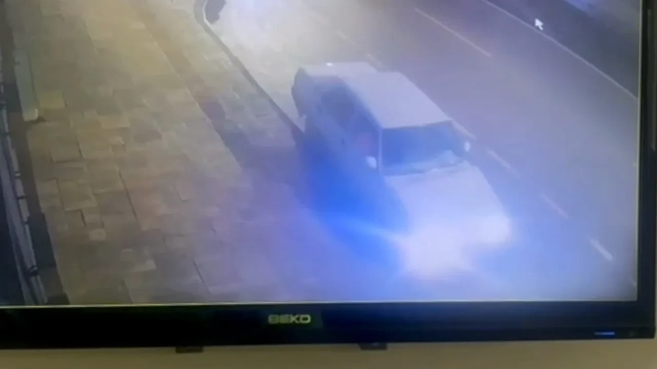 Ehliyetsiz sürücü kaldırıma çarpıp kaçtı! O anlar kamerada 