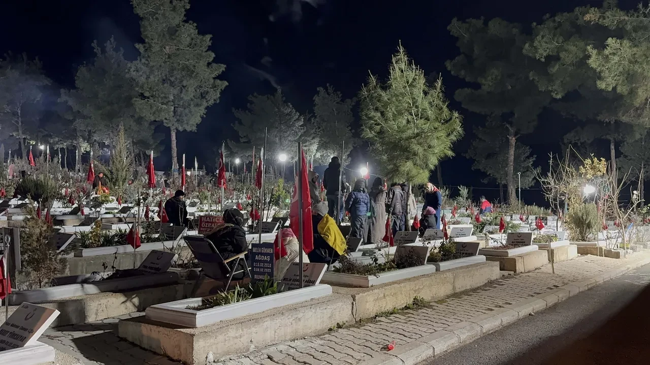 Enkaz altındaki kızının elini bir an olsun bırakmamıştı! Mesut Hançer'in sözleri yürek yaktı: 'Tarif edilecek gibi değil'