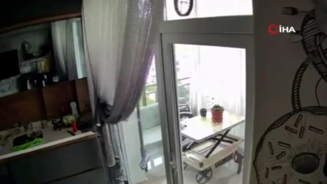 Erzincan'da yaşanan depremin şiddeti kamerada! 