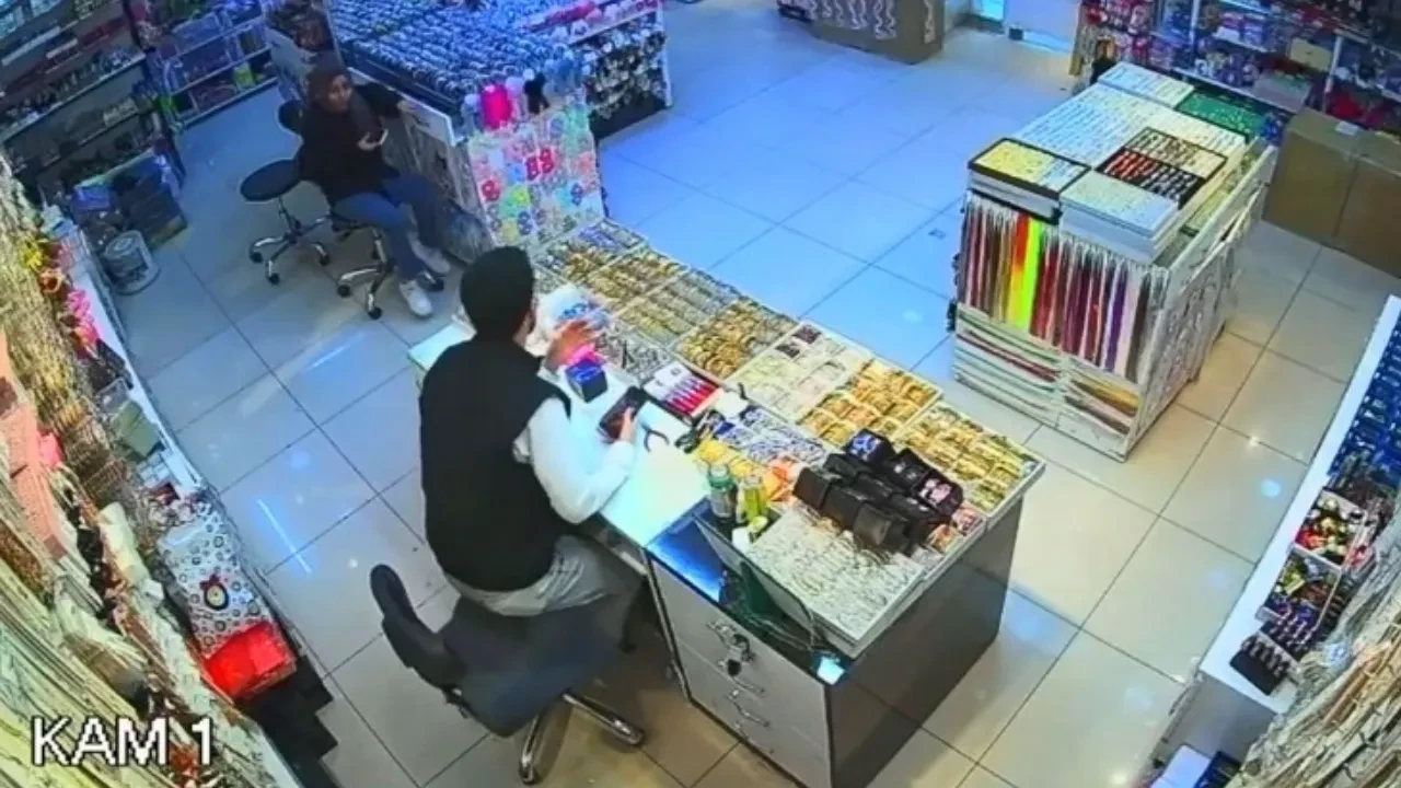 Erzincan'daki deprem Elazığ'da kameralara böyle yansıdı! Vatandaşlar yerlerinden kalktı