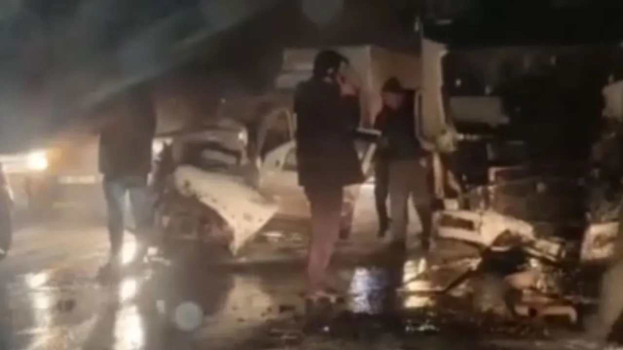 Erzurum'da otomobil tıra çarptı: 4 ölü