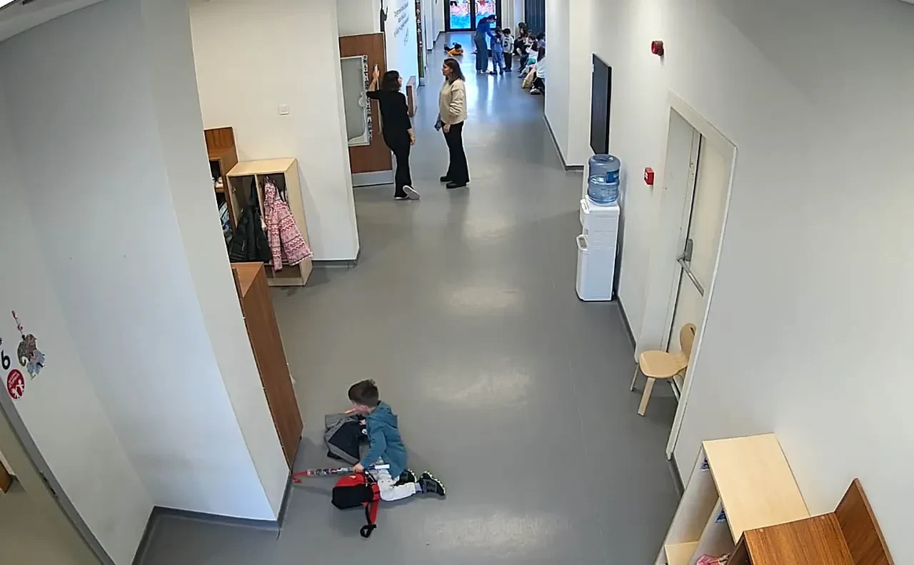 İBB kreşinde rezalet! İstismar iddialarına yönelik yeni görüntüler ortaya çıktı: Çocukları koridorda soydular!