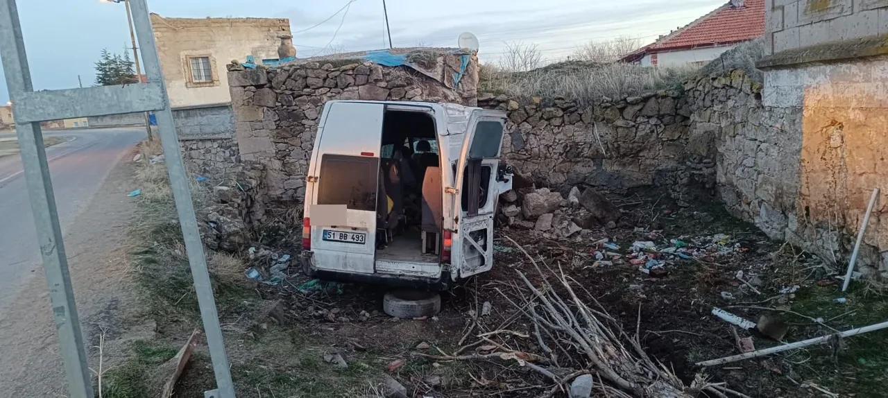 İşçi servisi bahçe duvarına çarptı! Feci kazada 14 yaralı var