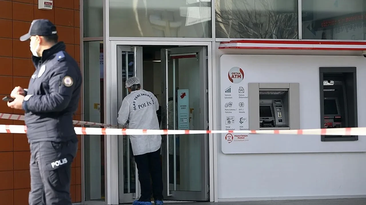 İstanbul Eminönü'nde banka soygunu! Paraları alıp kaçtı
