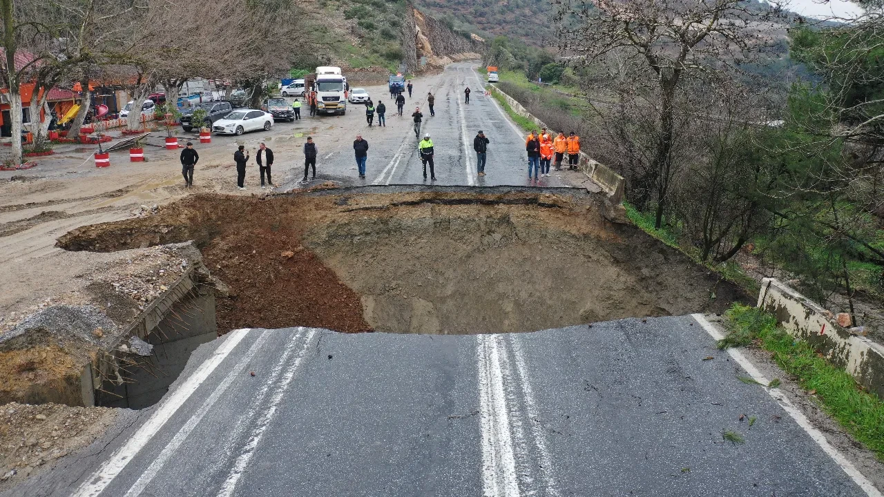 İzmir'de şiddetli sağanak yağış! Selçuk-Aydın kara yolunda çökme meydana geldi 