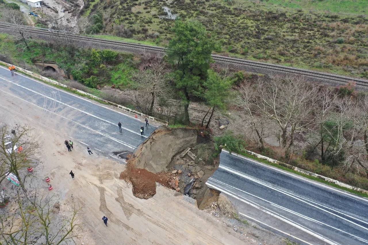 İzmir'de şiddetli sağanak yağış! Selçuk-Aydın kara yolunda çökme meydana geldi 