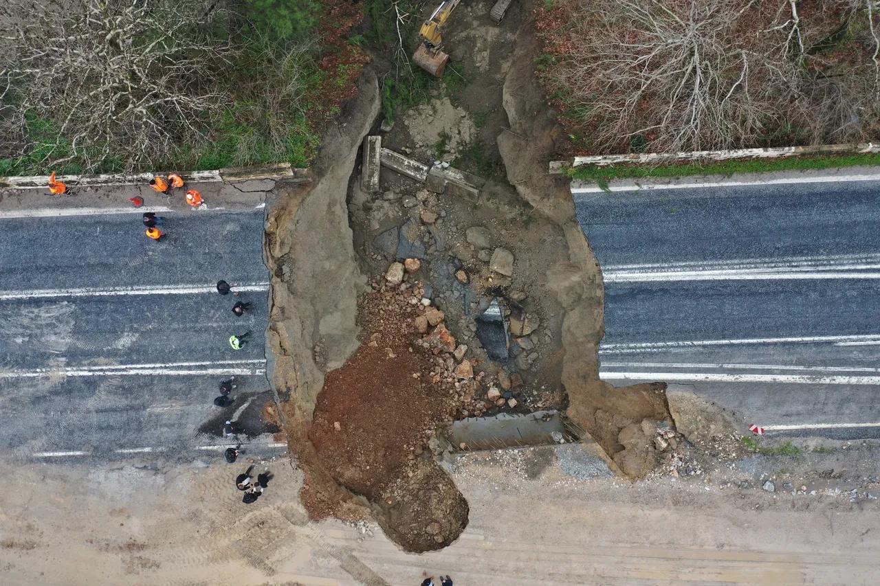 İzmir'de şiddetli sağanak yağış! Selçuk-Aydın kara yolunda çökme meydana geldi 