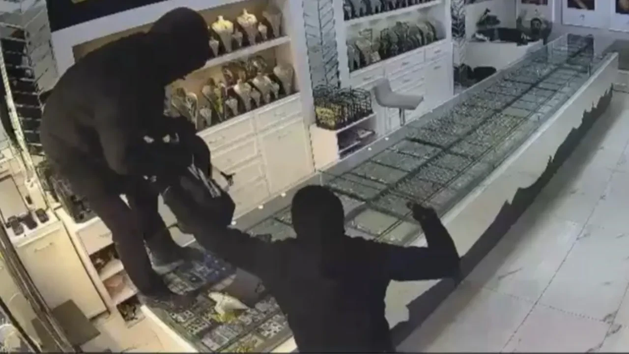 Kar maskeleriyle kuyumcuyu soydular! O anlar saniye saniye kameraya yansıdı