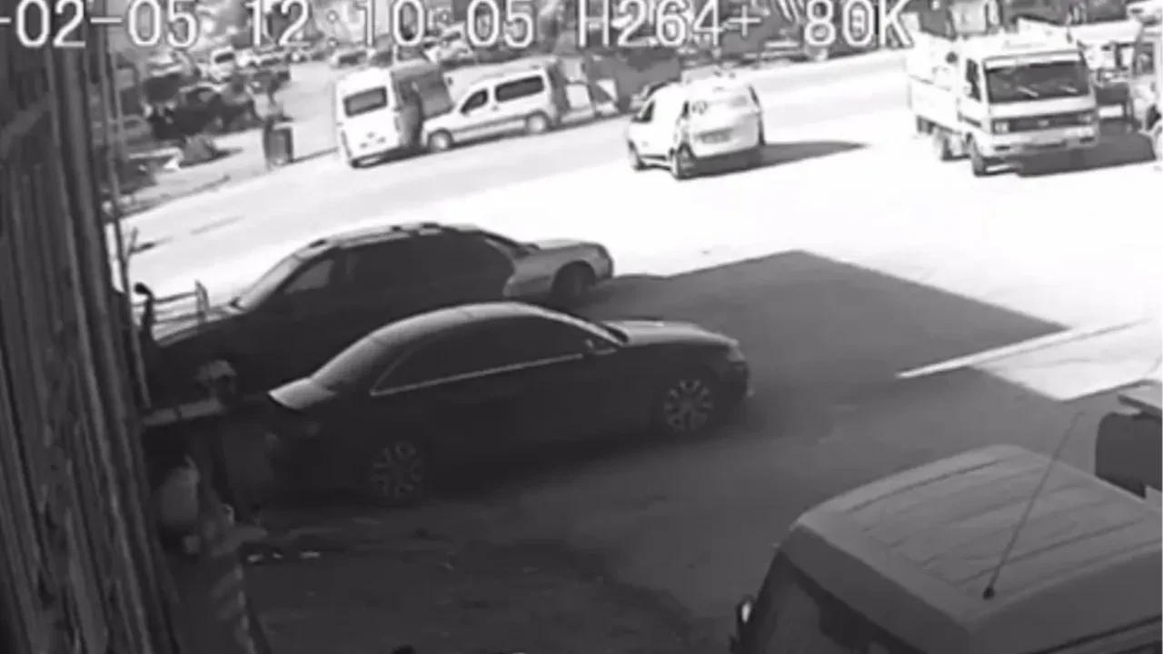 Karaman'da korkutan kaza! Yolcu minibüsü ile hafif ticari aracın çarpışma anı kamerada!