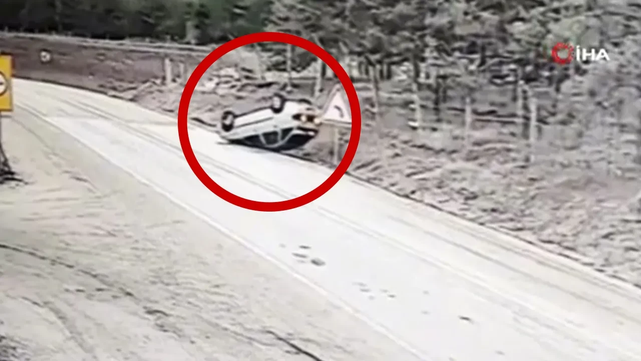 Kaya kaya ilerledi, takla atarak durabildi! Kayganlaşan yolda feci kaza: Olay anı kamerada 