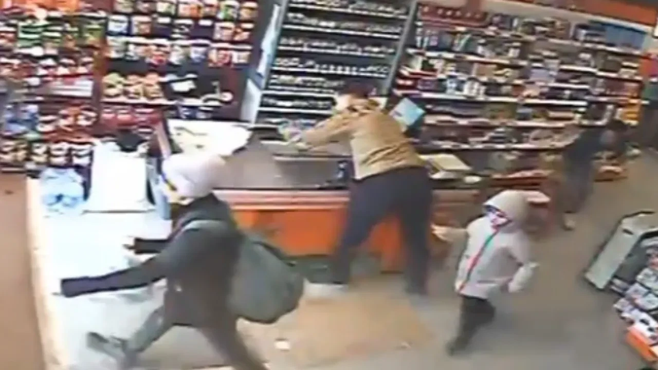 Kemah'taki deprem markette böyle panik yarattı! Deprem anı güvenlik kamerasında