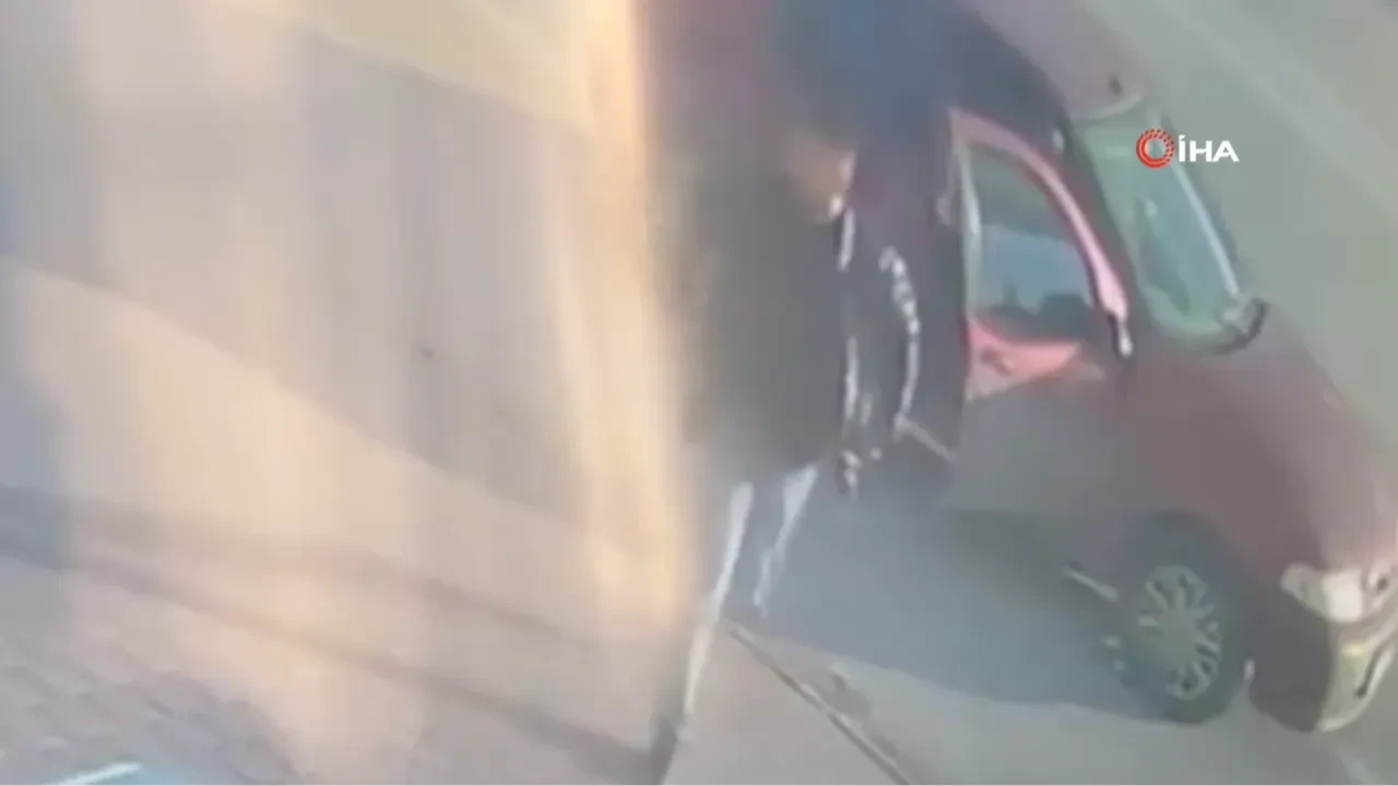 Kıraathanede husumetlisini vurdu! Kaçma anı kameralara yansıdı