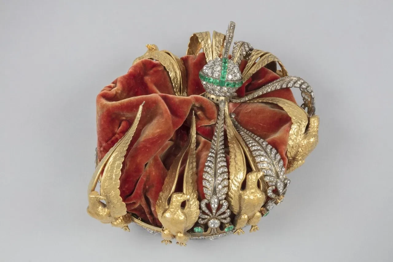 Louvre soygunu sonrası bir ilk! Hırsızların düşürdüğü elmas taç görüntülendi