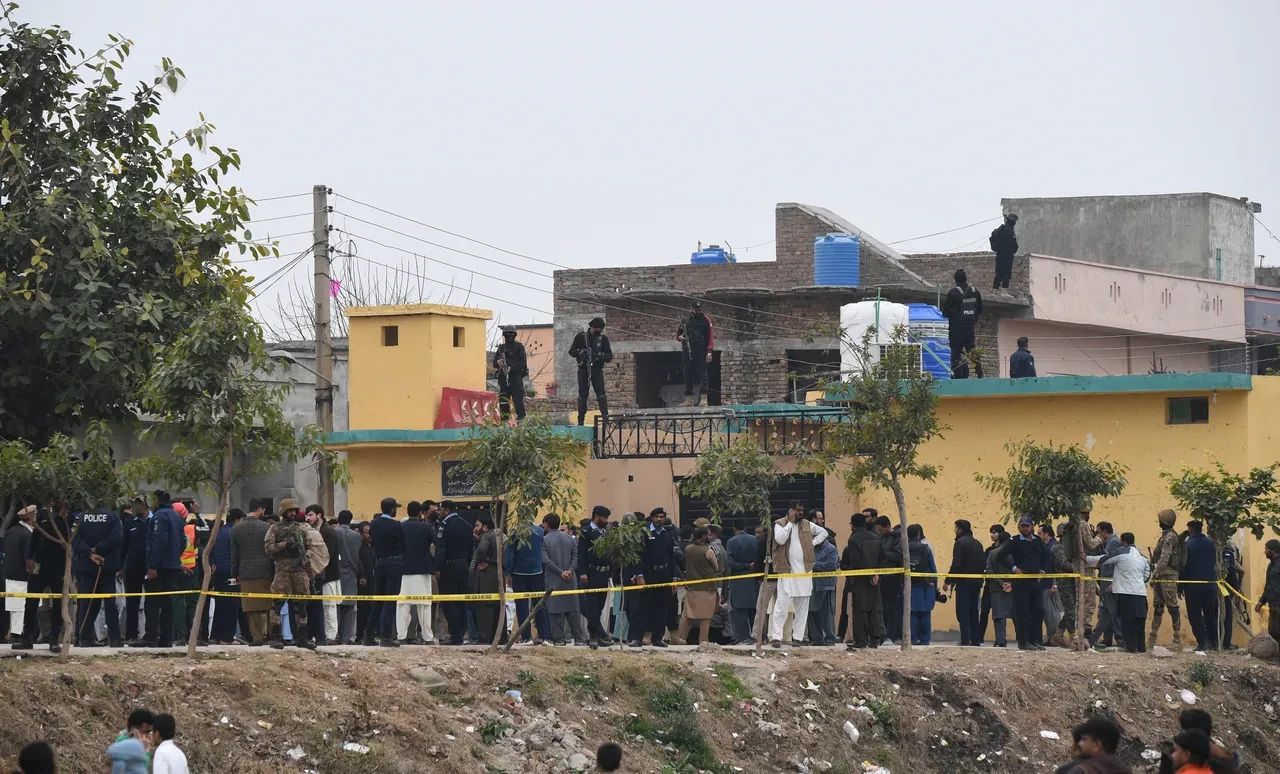 Pakistan'da cami kana bulandı! Cuma namazı sırasında bombalı saldırı: Çok sayıda ölü ve yaralı var